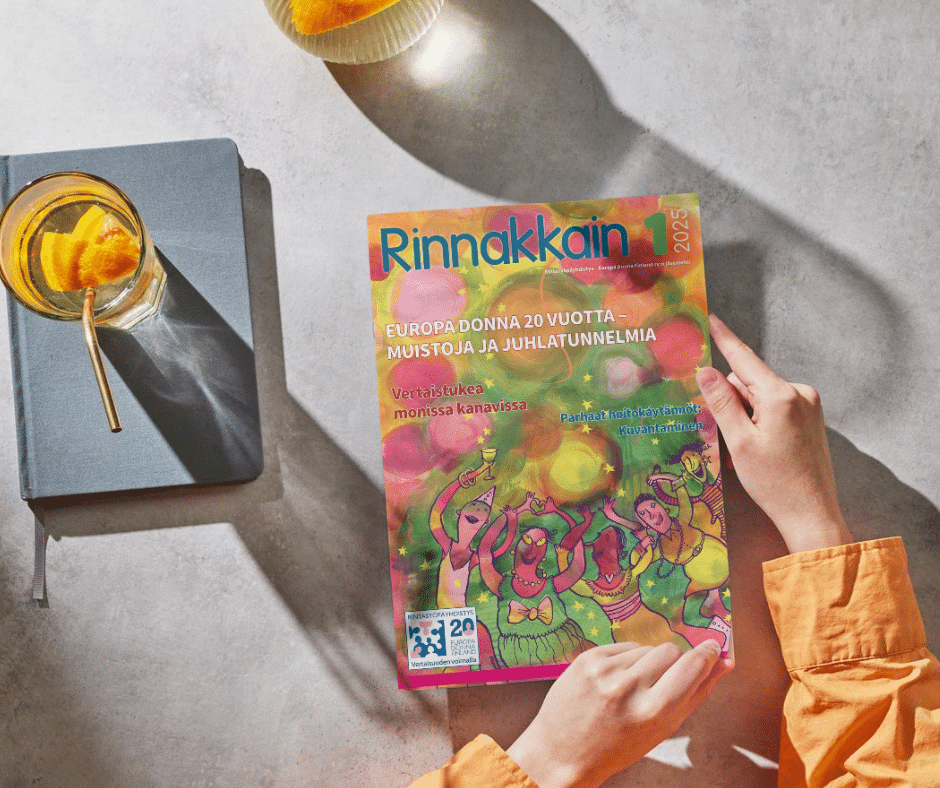 Oranssiin pukeutuneen ihmisen kädet pitelevät Rintasyöpäyhdistyksen Rinnakkain-lehden 20-vuotisjuhlavuoden numeroa. Pöydällä on muistivihko ja juomalasi.